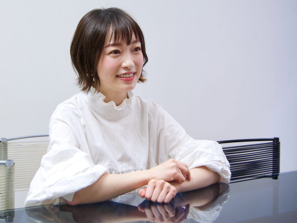 いろいろわかる 西田あい ロングインタビュー 最新シングル 幸せ日記 は 初めて自身で作詞も手掛けた作品 J Pop のようなサウンドの新しいタイプの歌謡曲 いつもニコニコ まさに天真爛漫という言葉が似合う明るいキャラクターの西田あい その裏に これまで隠