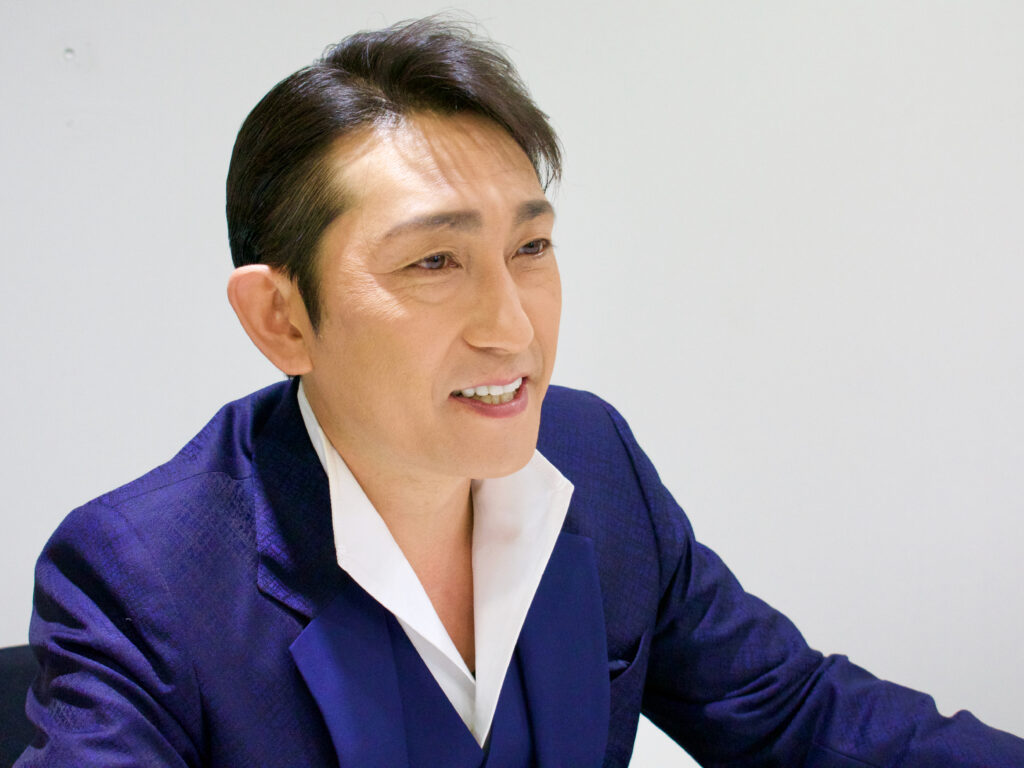 いろいろわかる 福田こうへい ロングインタビュー 昨年 年 レコード大賞 最優秀歌唱賞受賞 シングル 星屑の町 デュエットバージョン は 約50年前の三橋美智也の歌声とのバーチャル デュエット ともに民謡歌手から流行歌歌手になった二人の歌声を