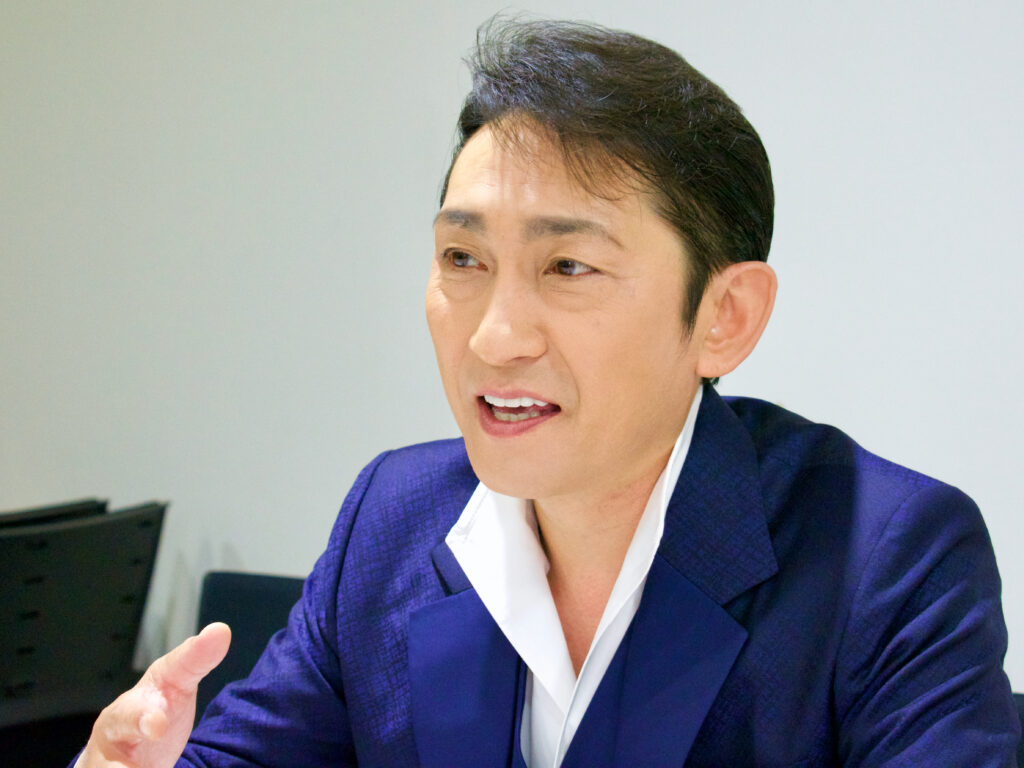 いろいろわかる 福田こうへい ロングインタビュー 昨年 年 レコード大賞 最優秀歌唱賞受賞 シングル 星屑の町 デュエットバージョン は 約50年前の三橋美智也の歌声とのバーチャル デュエット ともに民謡歌手から流行歌歌手になった二人の歌声を